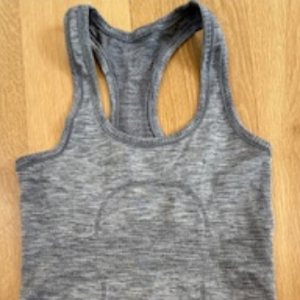 SWIFTLY TECH RACERBACK TANK TOP 2.O WAIST LENGHT SIZE: 4  in GRAY